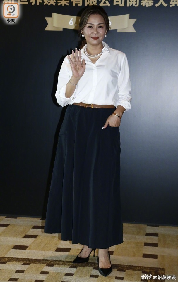 罗兰否认与胡枫黄昏恋姚正菁不介意与郭富城同台合作据港媒，6日，新世界娱乐成立记