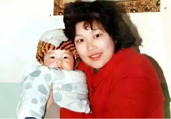 1988年，武汉一名漂亮的女教师，结婚没多久就怀孕了，她沉浸在了幸福当中。谁料，