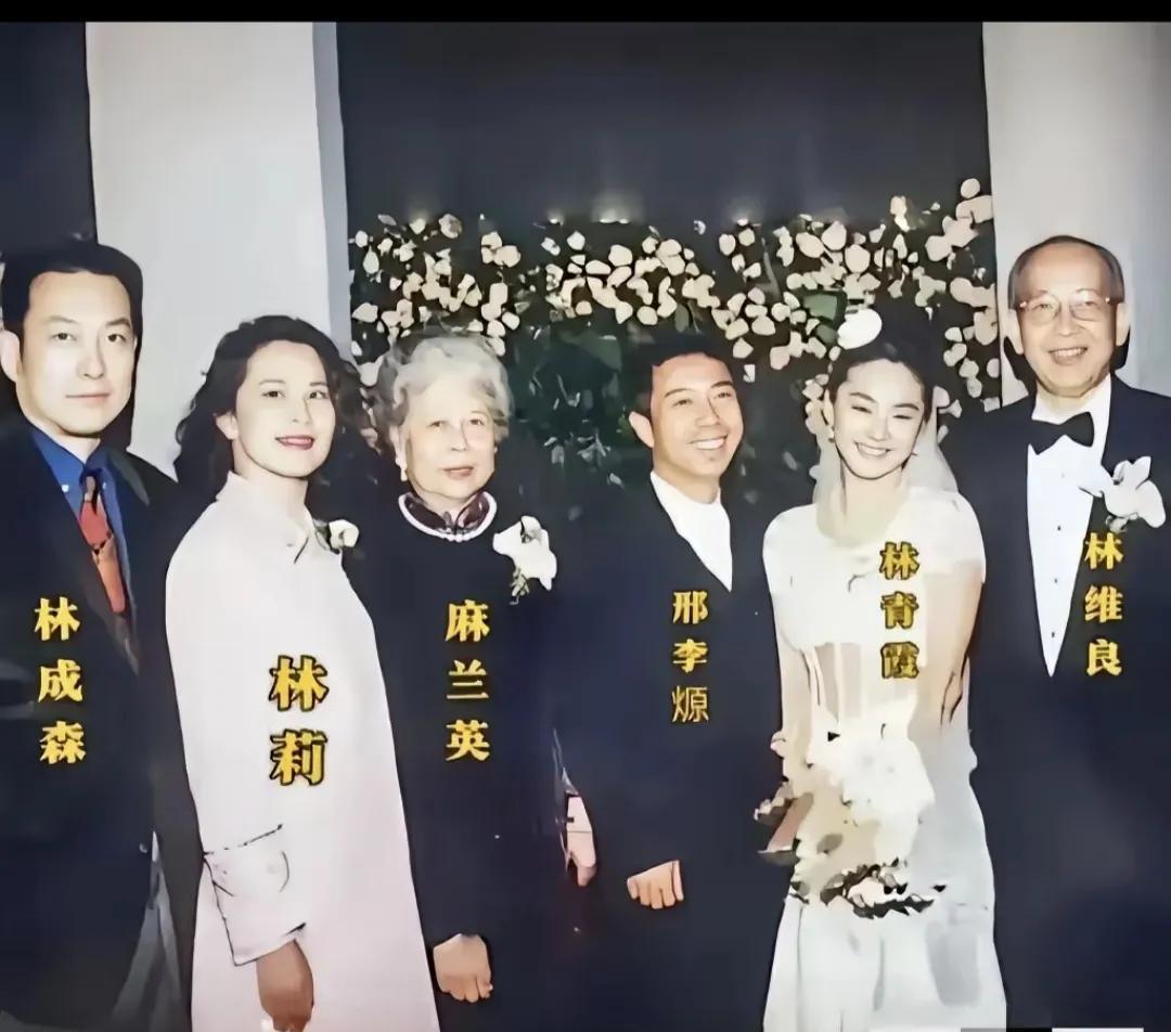 没想到林青霞的父母气质那么好，看着很像是有钱有闲的人呢。不少人觉得，混娱乐圈的台