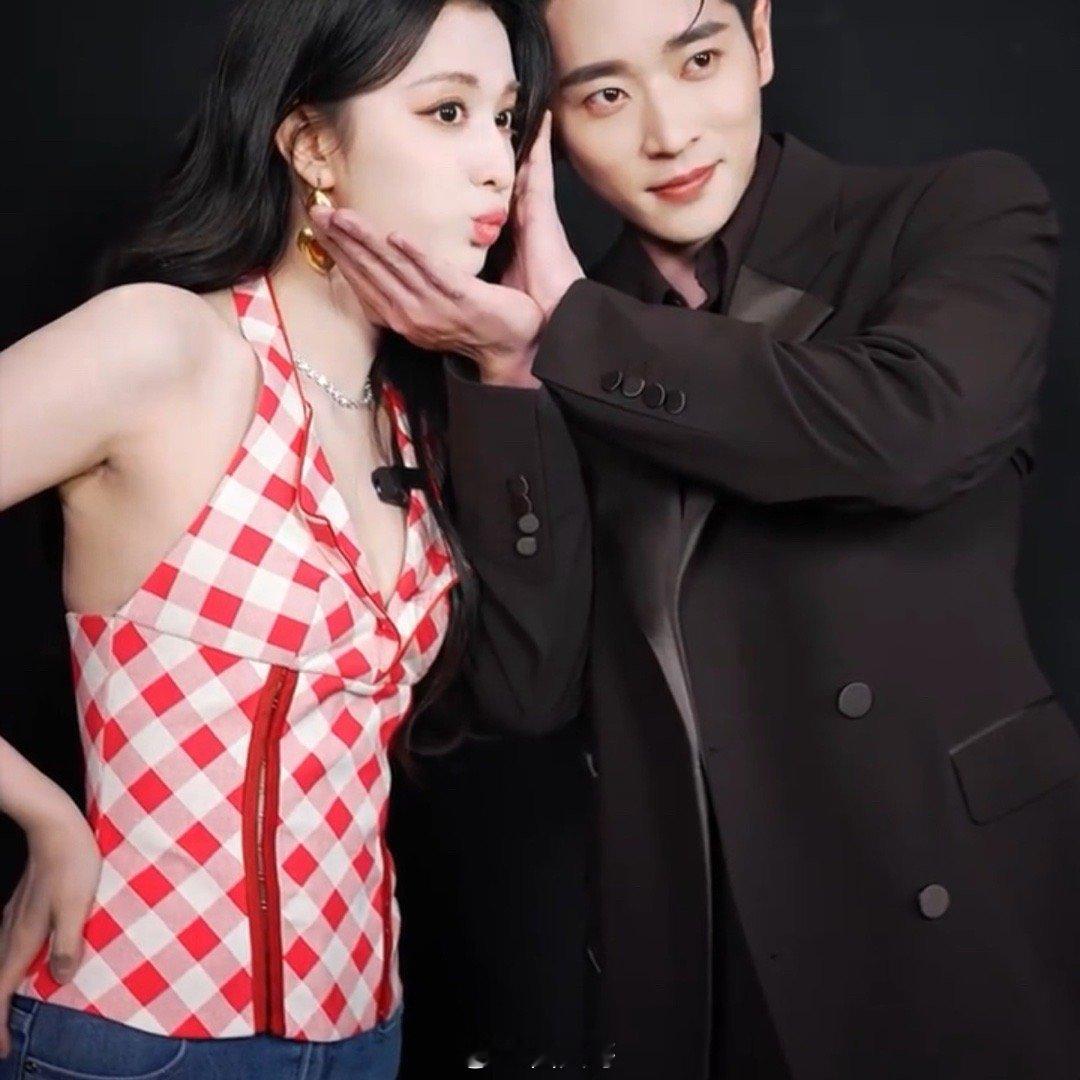 丞磊感谢王楚然指导pose丞磊、王楚然在电视剧《成何体统》靠实力出圈后，王楚然和