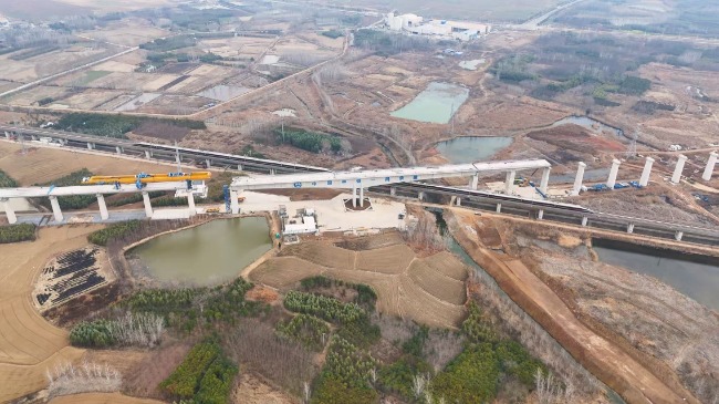 双梁凌空“牵手” 沪宁合高铁跨京沪高铁立交特大桥转体施工收官