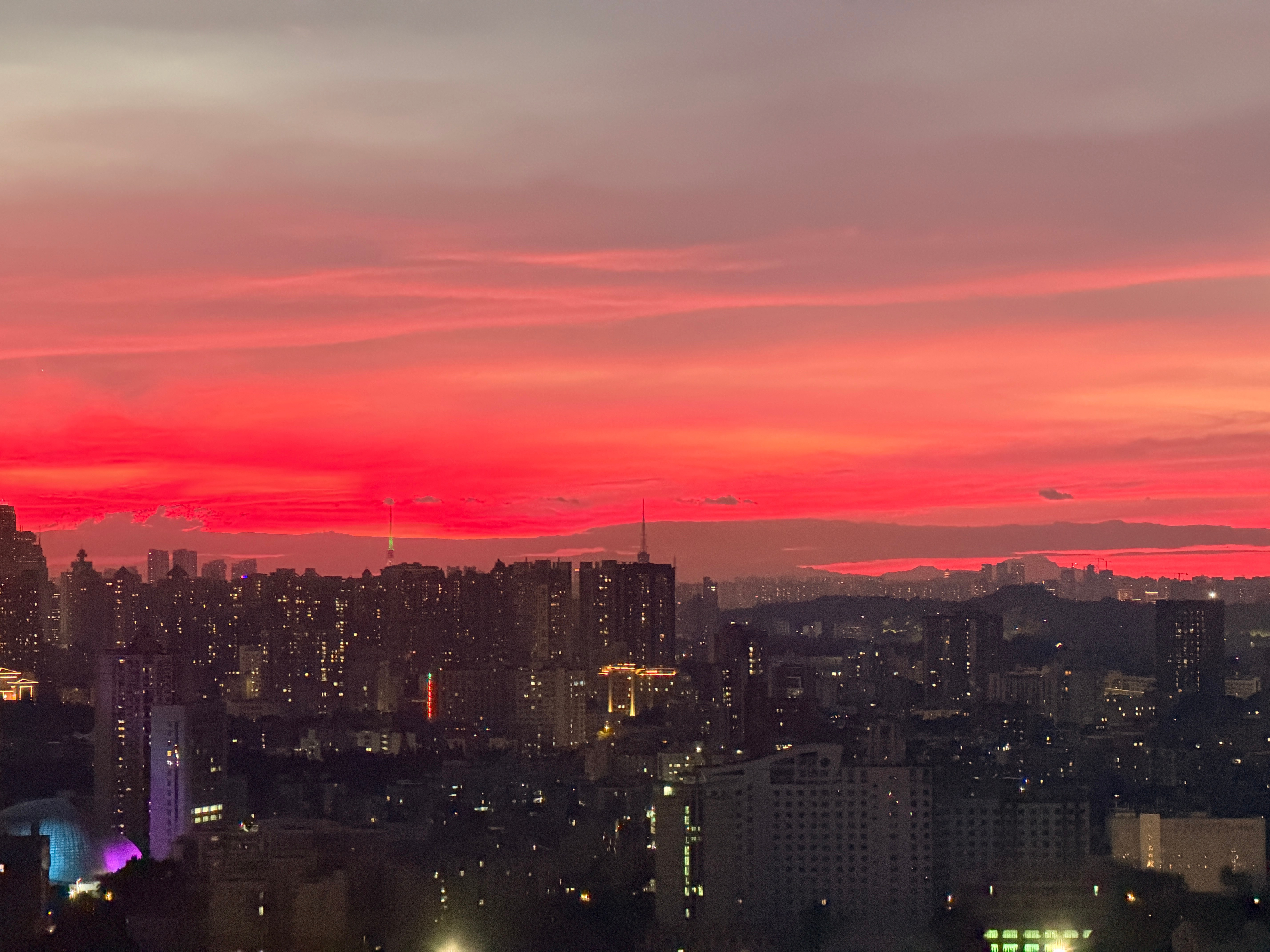 广州晚霞！太美啦……不经意间看到阳台的景色……很治愈❤️全运会网球talking