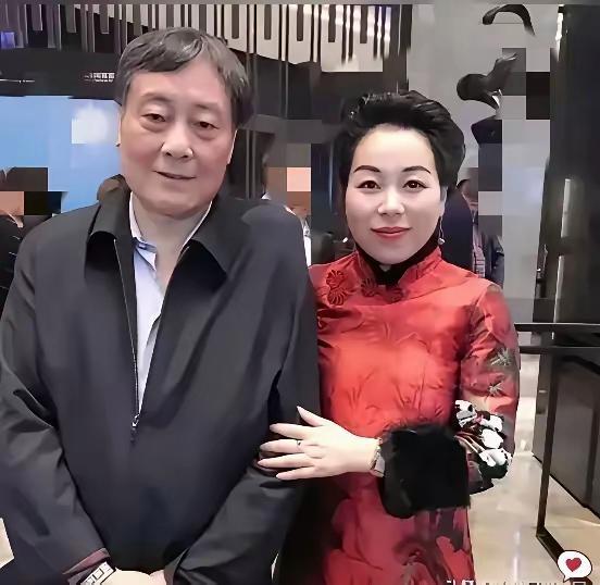 这是宗庆后的妹妹宗蕊。她是宗馥莉的姑姑。宗馥莉只有这么一个姑姑，还有三个叔叔。当