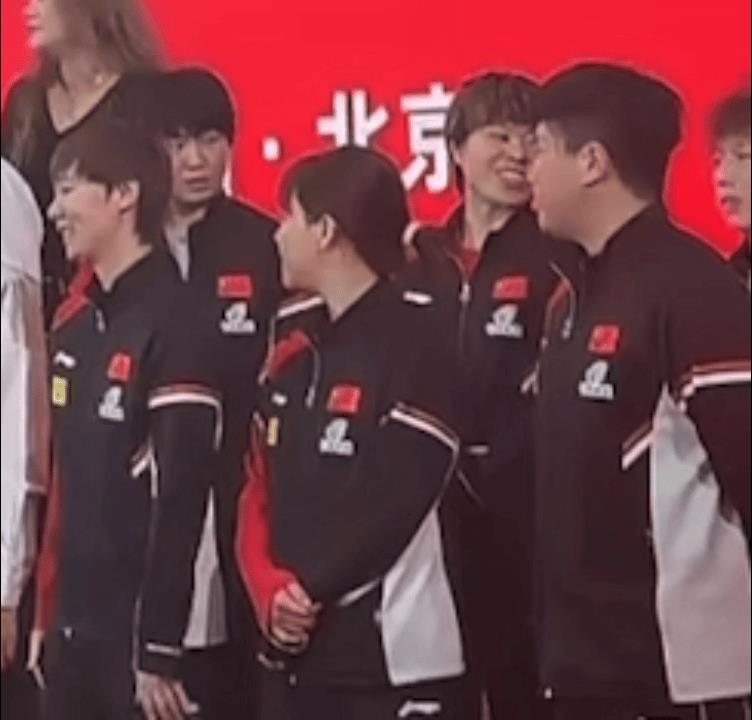 蒯曼真的好逗啊，走那里都一脸八卦，参加中国邮政活动，看到王艺迪和林高远聊天，一副