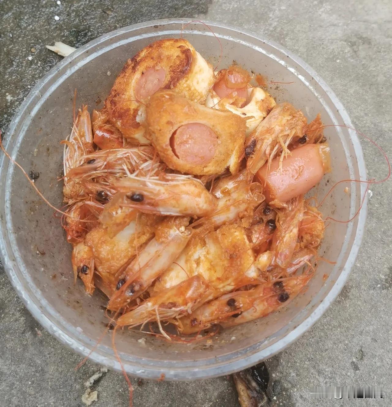 简简单单的一餐，有时候也能有大大的满足！就像我这次用大虾配火腿肠，再加上主食馒头