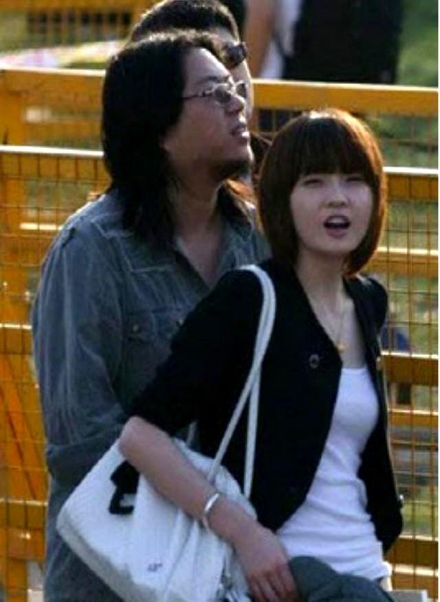 高晓松前妻再婚都五年了，很多人还不知道。男方高大帅气，比她还小，现在二胎儿子