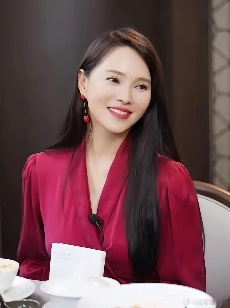 伊能静说：“我父亲很重男轻女，前面我妈妈已经生了六个女儿。怀我的时候，我爸就放话