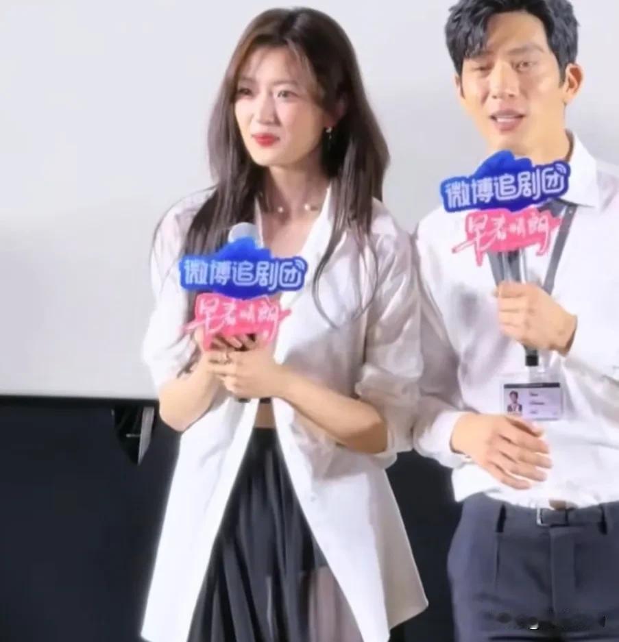 主持人问孙千井柏然：那么多亲密戏，哪一场觉得最好？孙千说：井柏然比我成熟，问他。