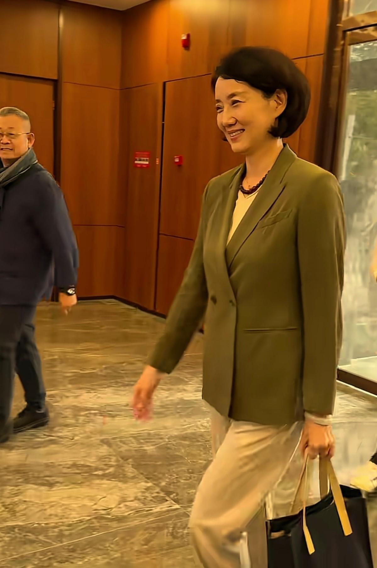 她曾是央视的新闻一姐，是新闻联播的老面孔，一主持就是二十多年。她从北广毕业后就