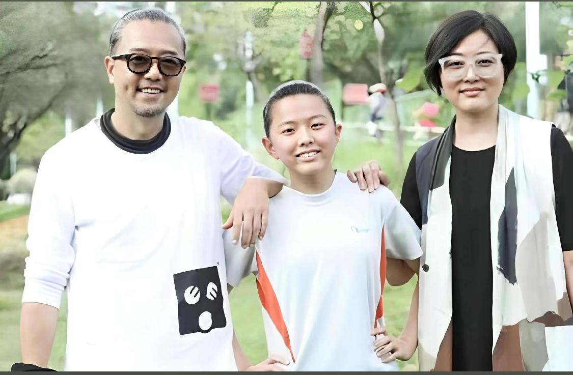张延这婚，离得让人心疼。不是因为出轨，而是因为，她终于不用再演了。为了女儿，她演