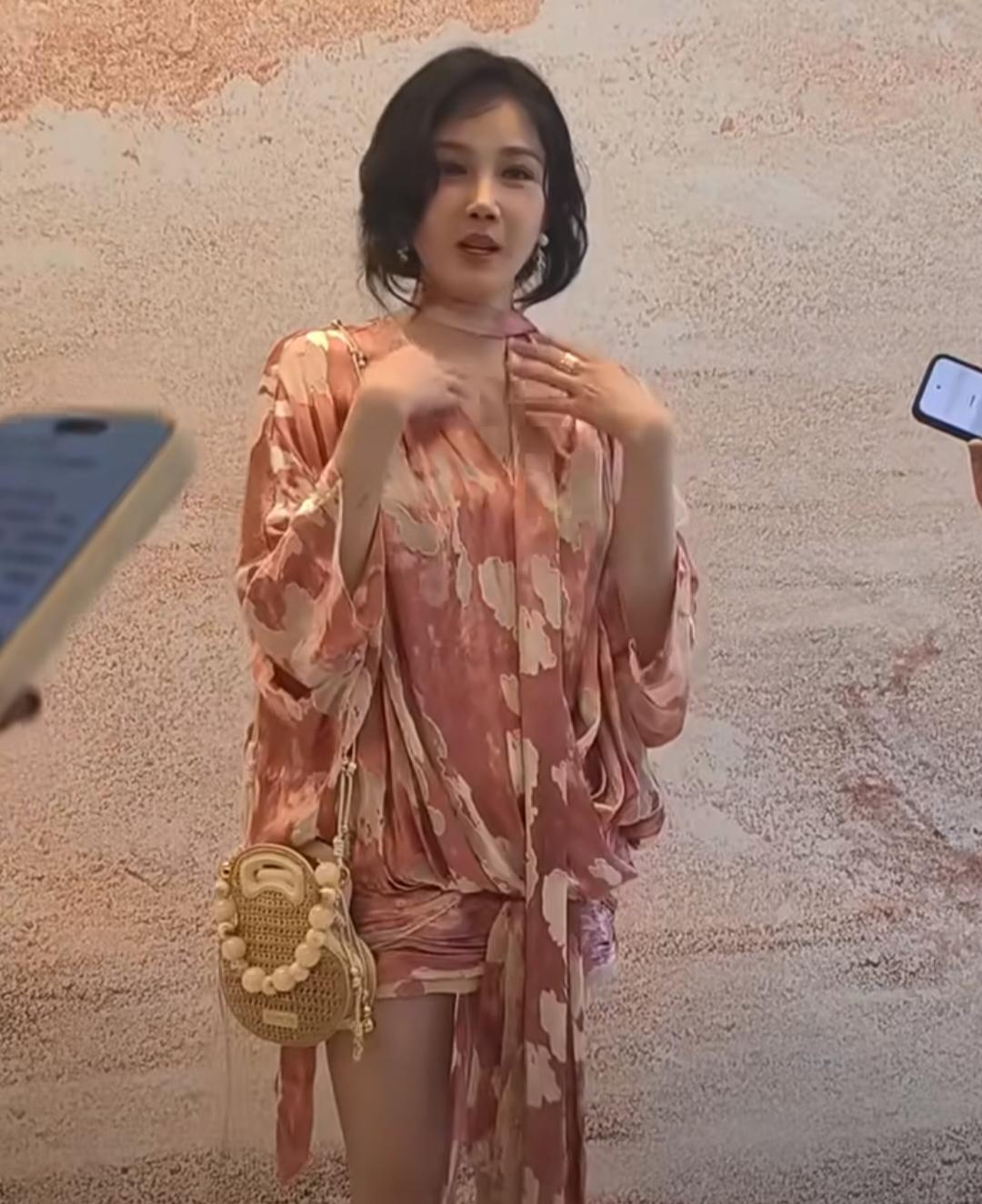 陈小纭真的别再整了，现在估计连亲妈都未必能认出来。陈小纭、陈妍希同框参加活动，