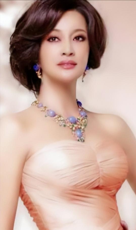 1982年，刘晓庆到南京演出，遇见了正在拍戏的迟志强，晚上几杯酒下肚后，刘晓庆让