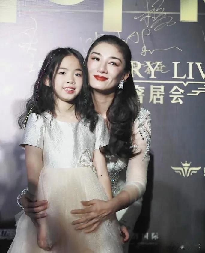 黄奕如果真的觉得自己女儿不能出道，她根本就没有必要在公众场合讲这个，并且还去Po
