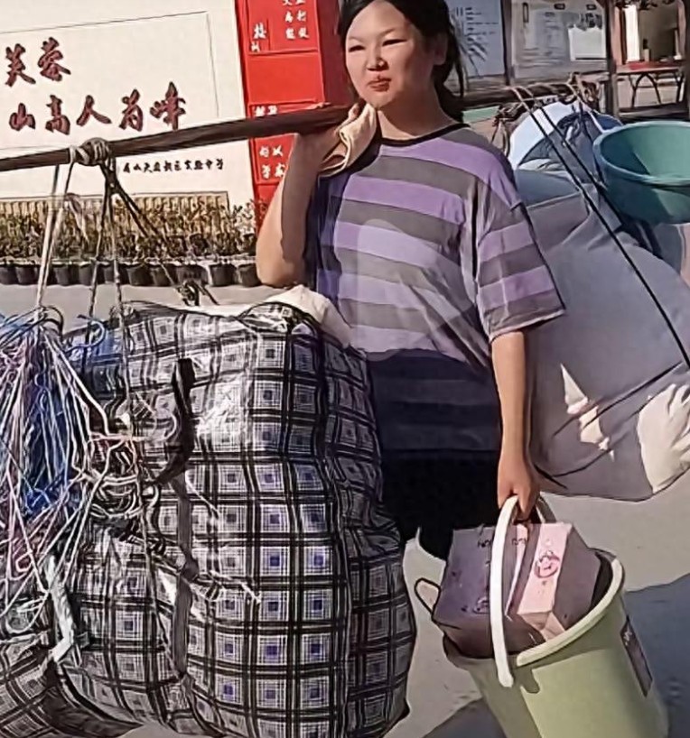 扁担女孩二号现身！挑同学遗弃物品网友质疑炒作。 这女孩挑担的方式都不对，根本