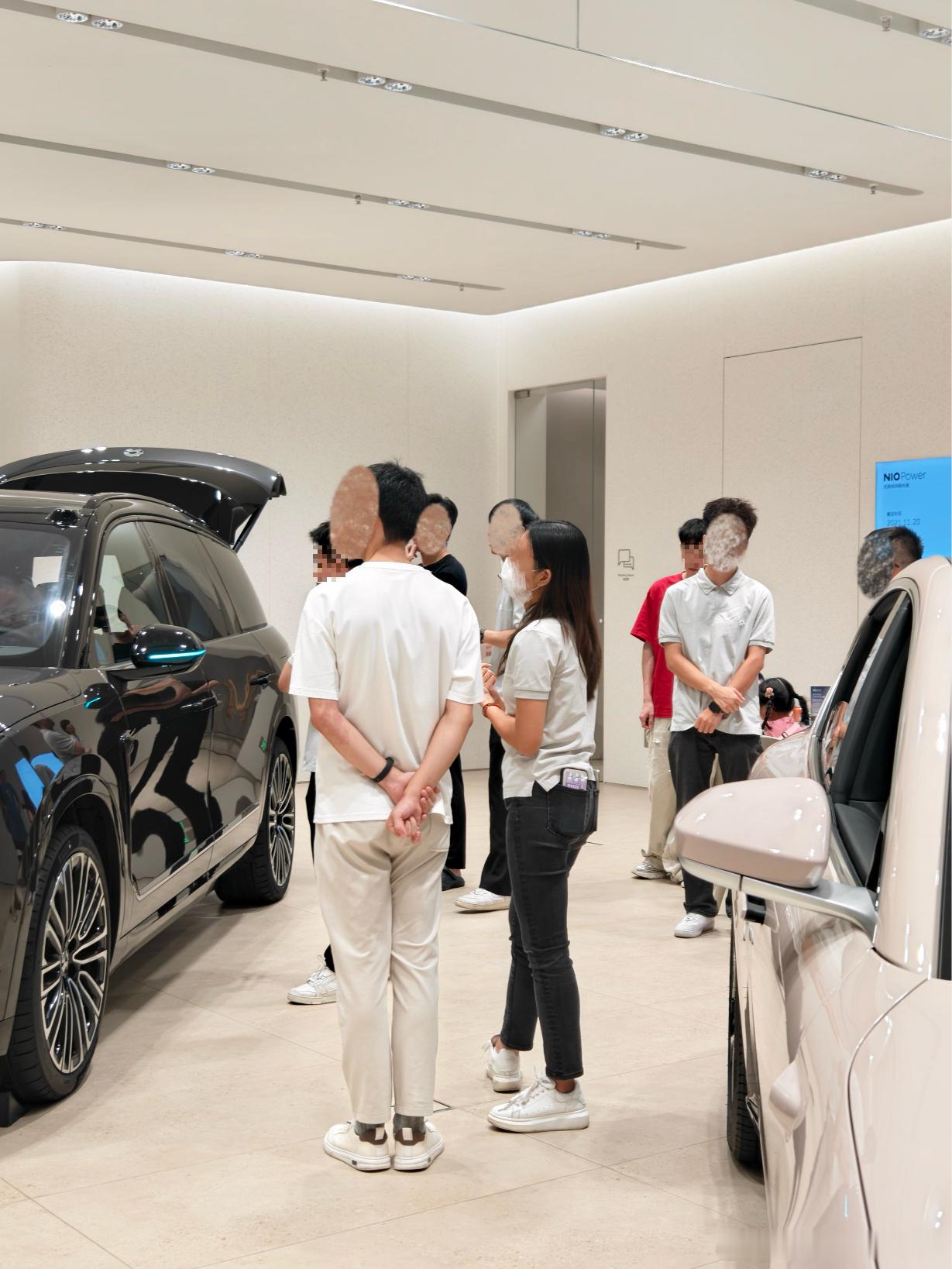 今天抽空去广州塔的蔚来牛屋，首次体验了一下新ES8。整体感受是：门店人流量不错