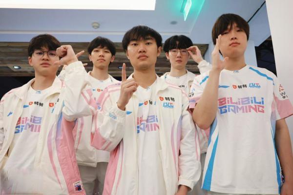 赛前大家都看好BLG拿下EWC冠军，谁料国内预选赛直接爆冷出局，彻底无缘正赛。队