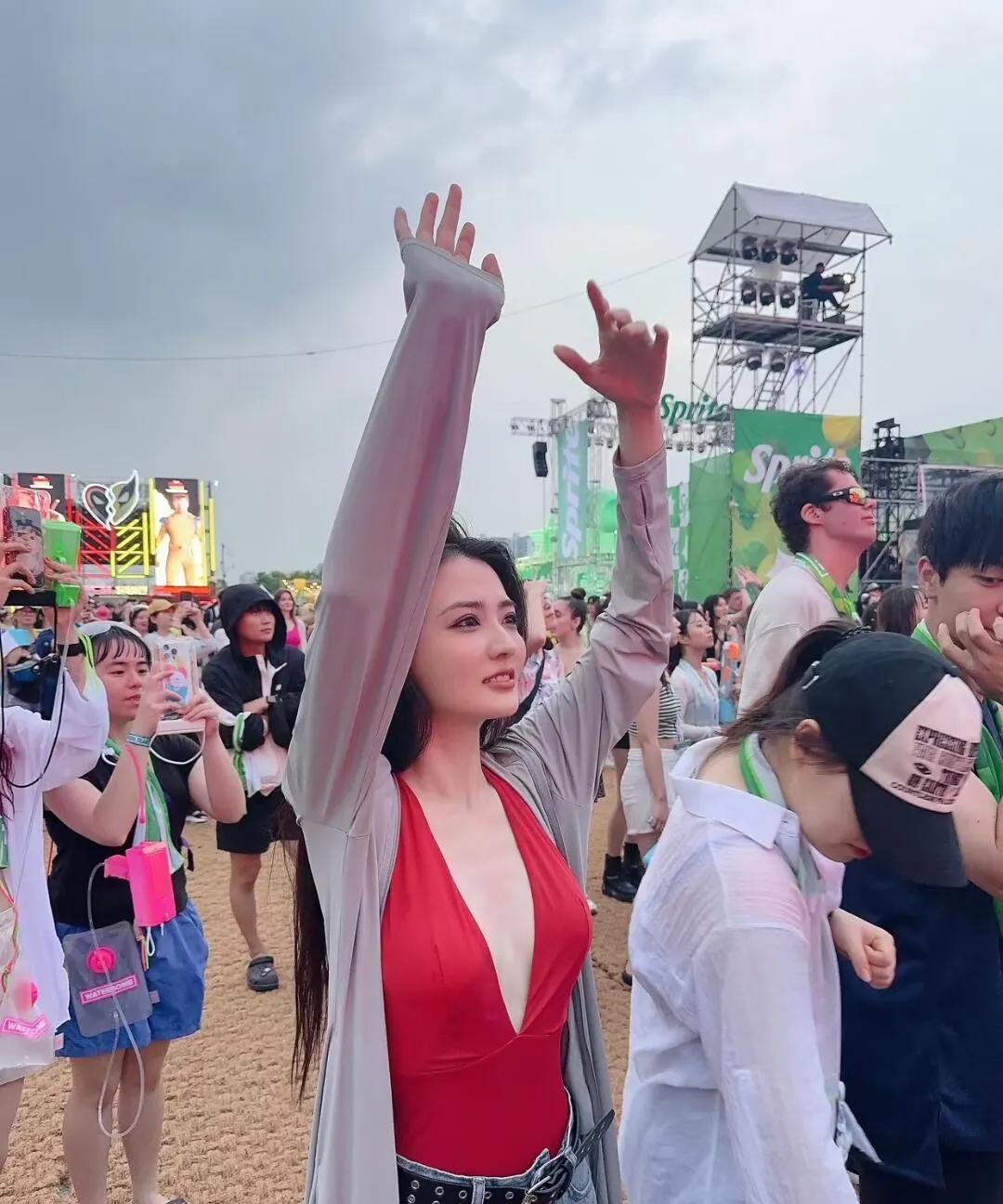救命！徐璐杀疯了！音乐节红裙炸场直接封神！谁能想到，这抹热辣身影竟是《甄嬛传》里