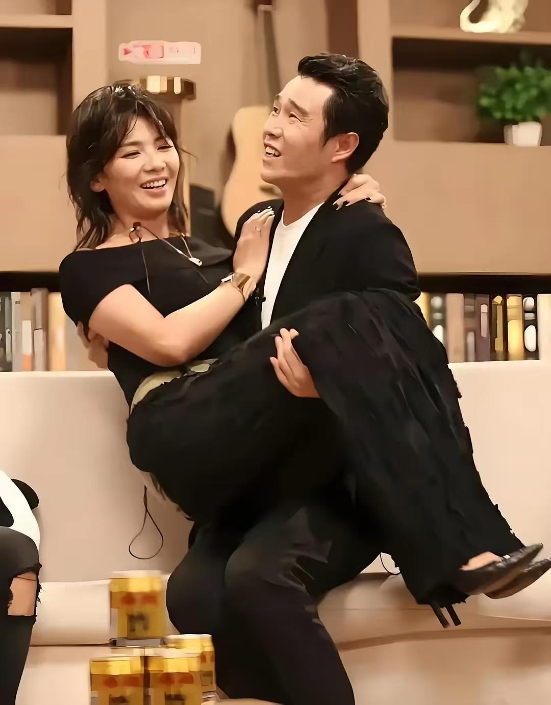 刘涛很漂亮，心地也善良，加之演过很多戏，事业有成，确实是人见人爱的“国民贤妻”。