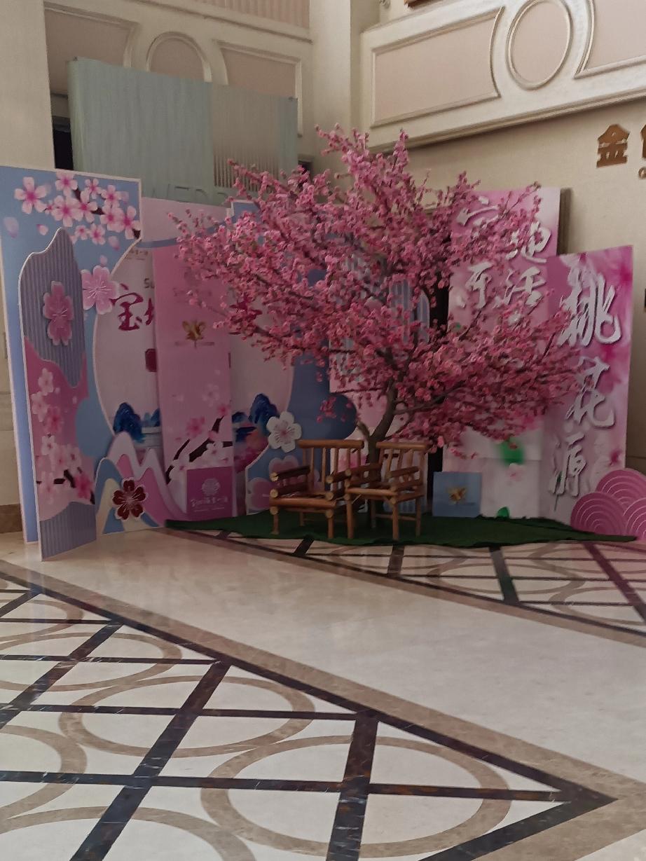 我和我姐的前妯娌彩霞，如约来到了我们当地的温泉小镇，一开门，我们第一时间就进来了