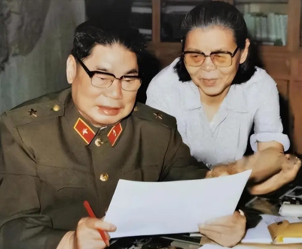 1990年，79岁的杨得志迎娶了新婚的妻子石莉，结婚当晚，杨老将军握着石莉的手，