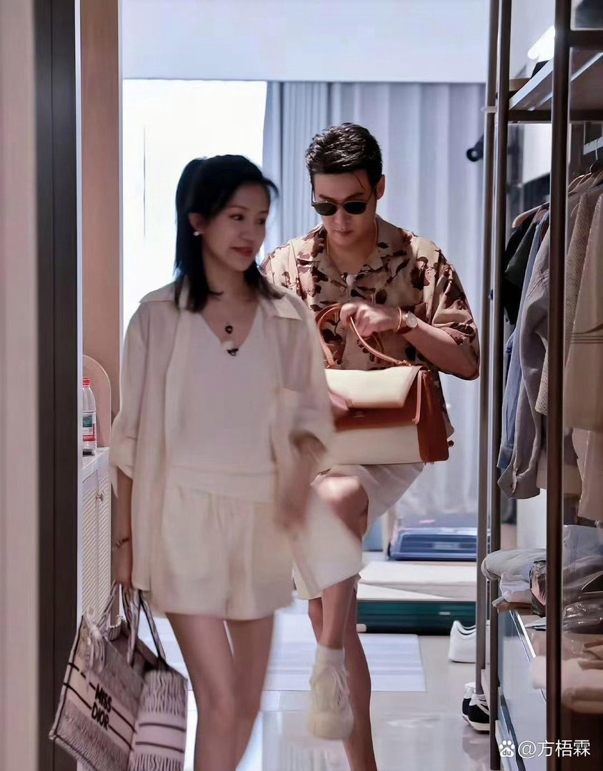 陆毅坦言当年第一眼就被鲍蕾的一双长腿吸引，如今一家四口个个都是大长腿，满眼都是优越身形，实在让人羡慕