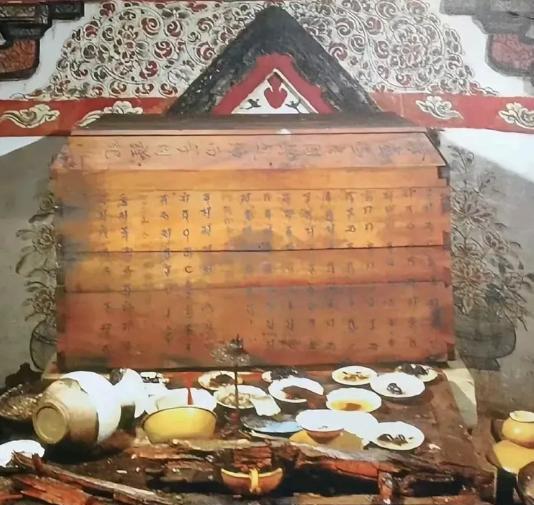 1993年，河北张家口下八里村，一农民干活时发现一个空洞，他壮着胆子往里瞧，竟是