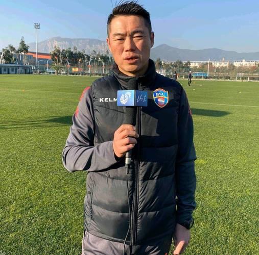 泰山队搞得挺有创意，有证的宿指导携彭啸出席官方发布会，无证的韩指导带队指挥训练比