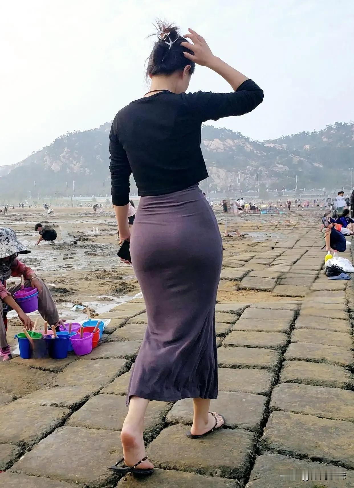 海边漫步，裙摆飞扬，享受海风拂面的惬意时光。