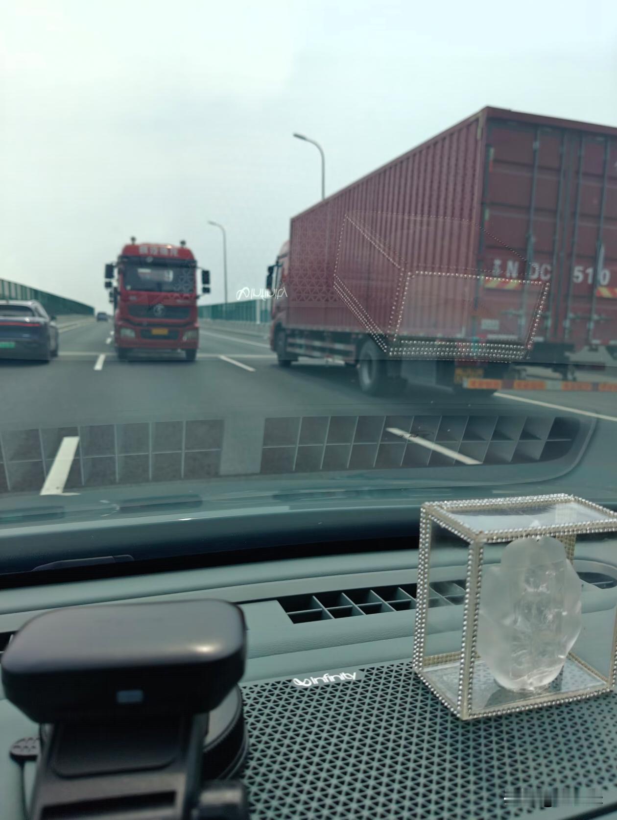 看到这一幕，你脑子里的第一个想法是啥？