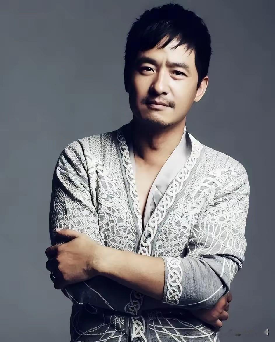 演员郭晓东回忆北电往事，班主任崔新琴定死规矩：全班女生接广告必须带上他，否则一个都别想出去。这事我是