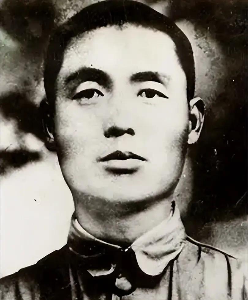 董振堂在旧军队任职多年，积蓄了三千块大洋。加入红军并在苏区入党后，他找到时任五军
