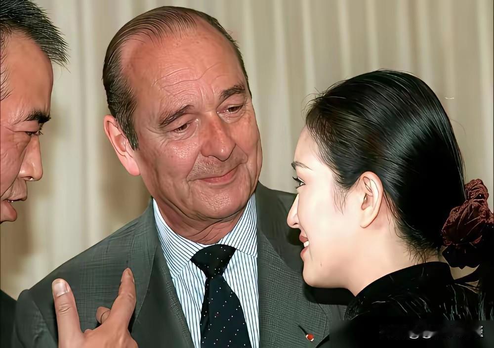 年轻时候的巩俐风采十足，格外耀眼。就连希拉克看向她，眼神里都满是欣赏。这是巩俐