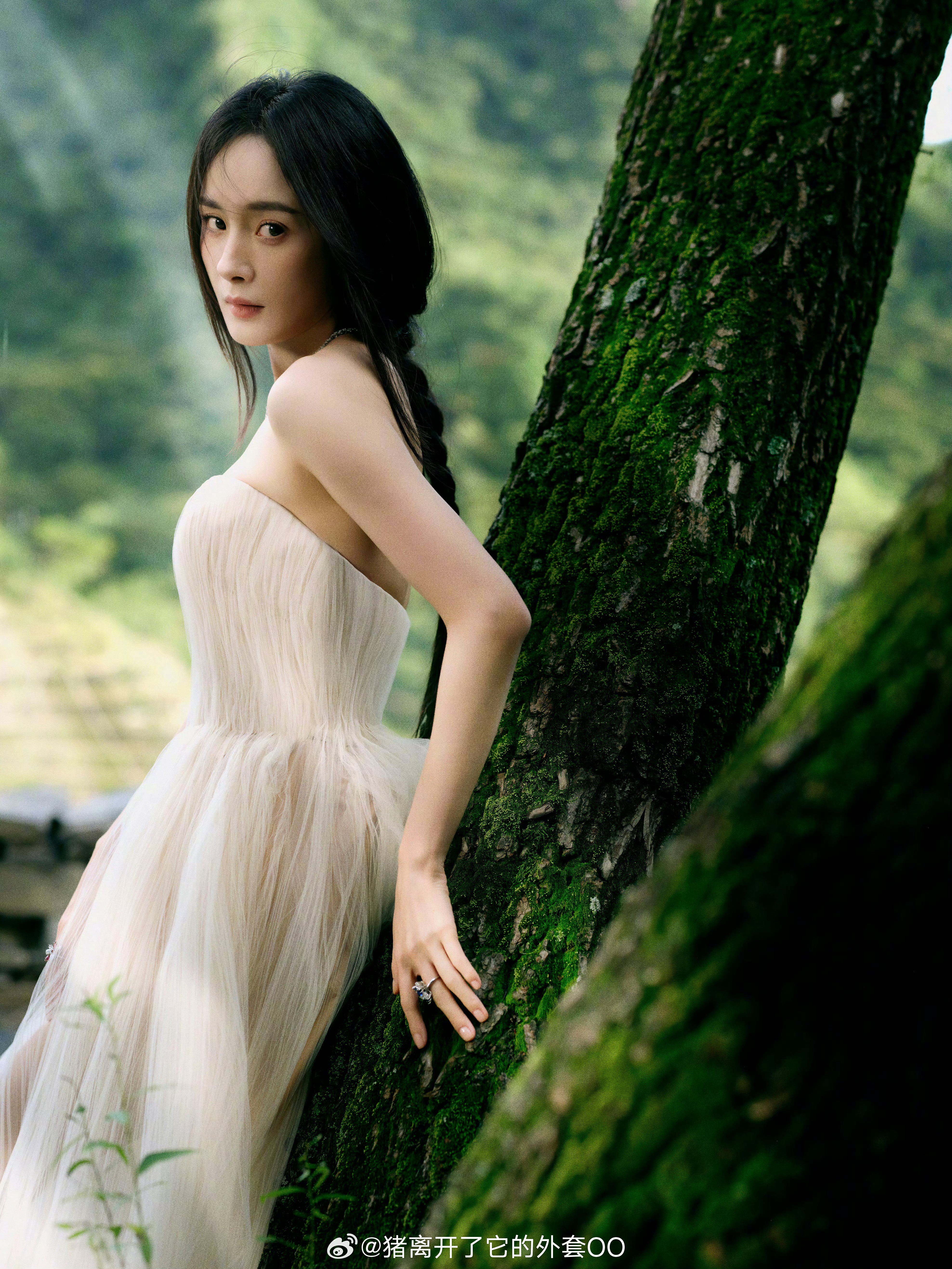 杨幂0912生日快乐杨幂今日生日大片，山间神女优雅又清新，祝美女生日快乐！！🎂