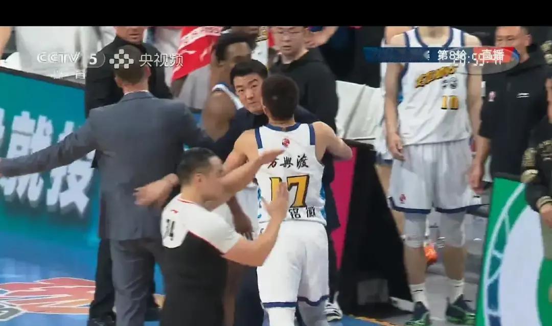 裁判漏判，广厦主帅吃T周琦补篮后整个人贴住朱俊龙，球发不出来。裁判没吹，王