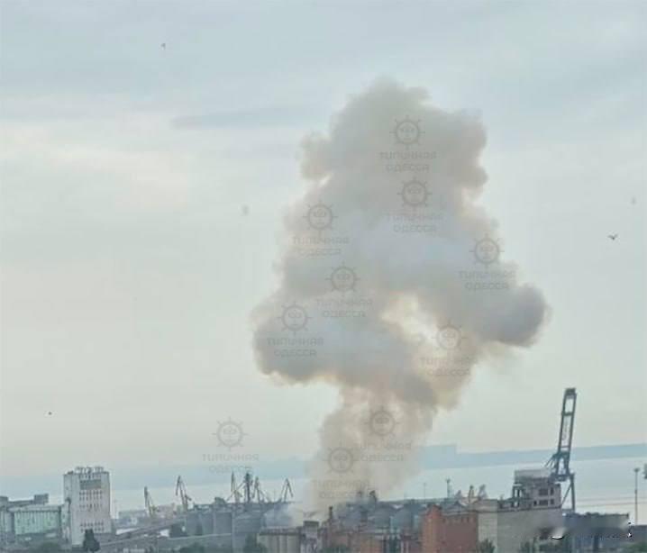 乌克兰媒体报道，7月22日俄军继续攻击敖德萨的目标，各种港口设施继续冒烟，这种情