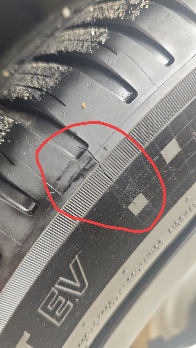 轮胎壁裂痕今天发现右后轮胎壁上有一条裂痕。去了售后检测，说是轮胎得送去米其林厂