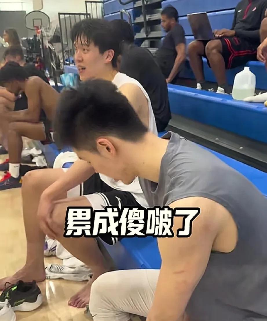 杨瀚森和郭昊文美国同场竞技，杨瀚森即将回波特兰！近日，郭昊文在社交媒体晒出与杨