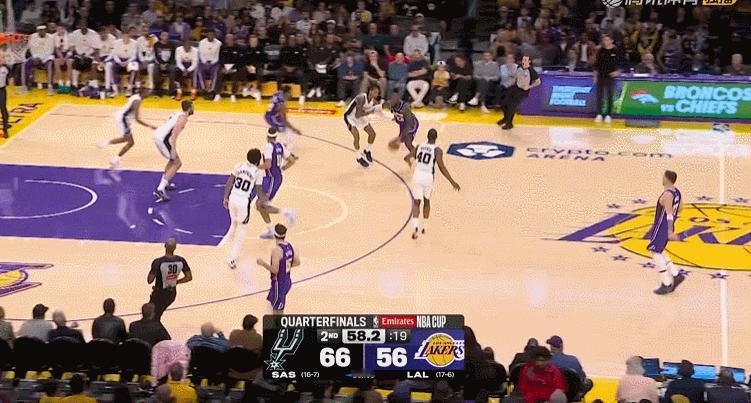 请记住这张凶神恶煞的脸，给足球权！詹姆斯隔扣