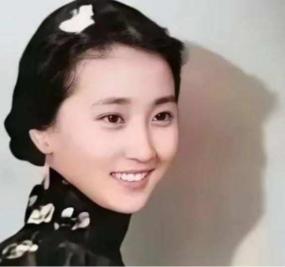 钱学森36岁仍未婚，妹妹钱学英给他介绍对象，他却说：要不你嫁给我吧！1911