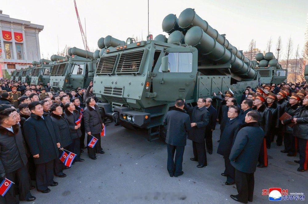 朝中社的报道，朝鲜领导人金正恩亲自试驾了交付给朝鲜人民军的50辆新的600毫米火