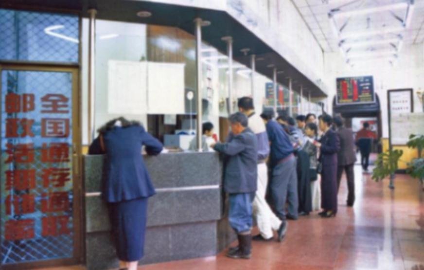 中国邮政真是个神奇的企业！1998年邮电分家后，邮政第一年就亏了179亿，成了全