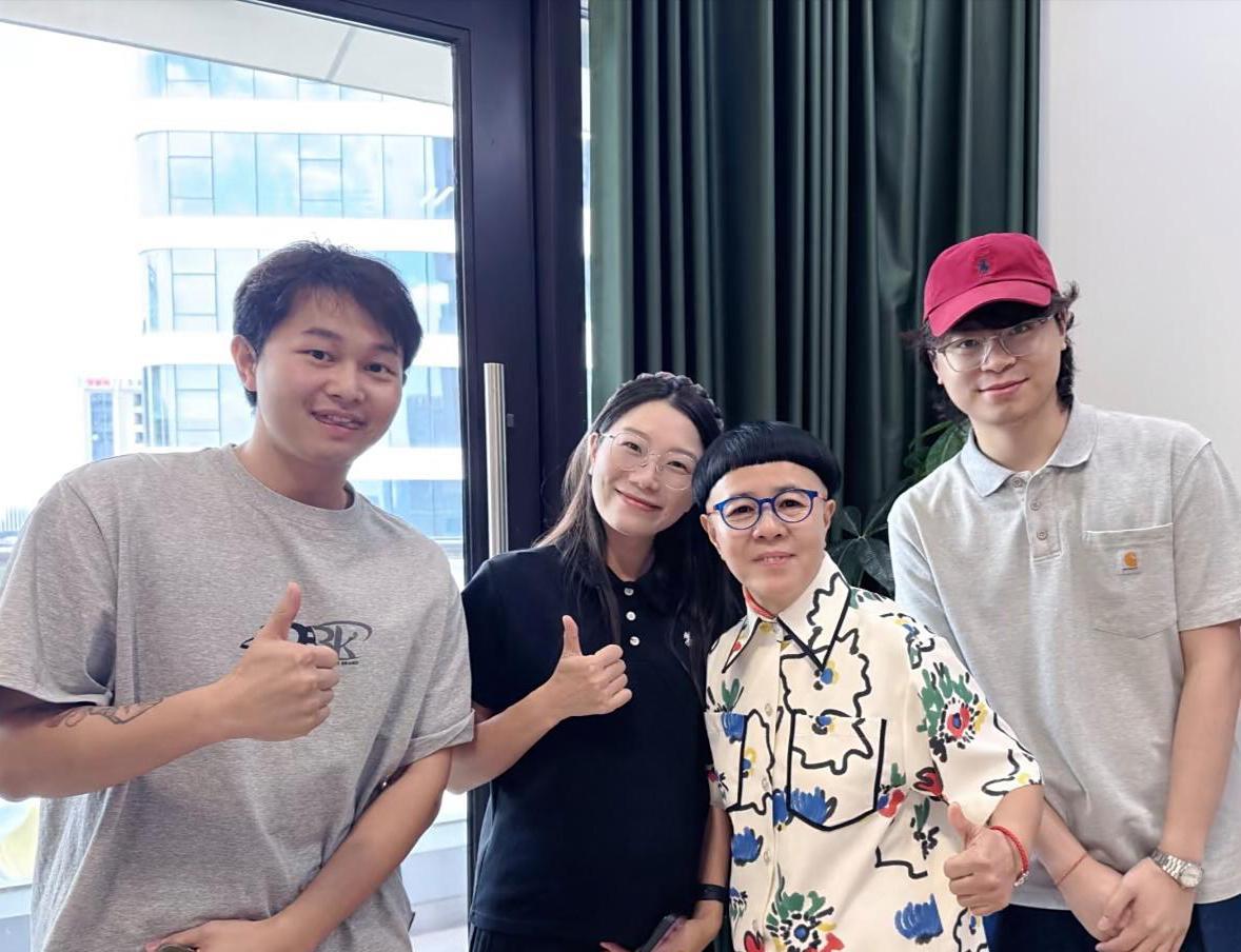59岁金龟子和粉丝一起合影，她还是留着锅盖头，穿衣打扮像儿童，整个人看着像小学生