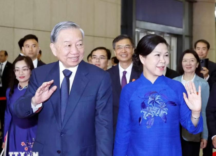 苏林刚坐上回国的火车，这边风向立马就变了！ 他前脚刚踏上返程列车，中越联合声