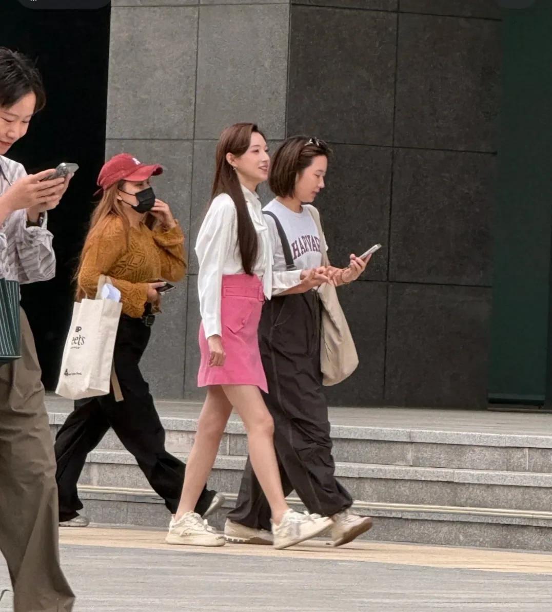 央视主持人马凡舒现身中国传媒大学录节目，个子挺高，长发披肩，肤色很白，脸很小很抢