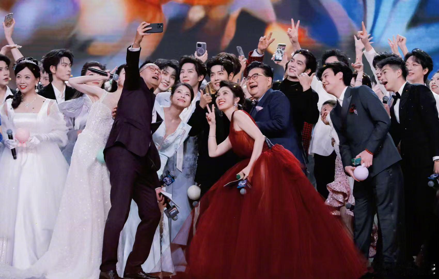 这张合照拍到挺多人东方卫视跨年大合照东方卫视跨年