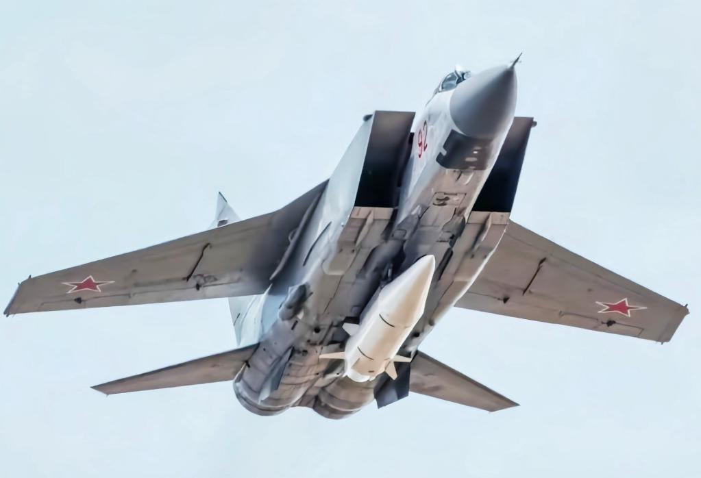 当地时间今天（11月3日）清晨，三枚“匕首”高超音速导弹从坦波夫州东部上空的俄空