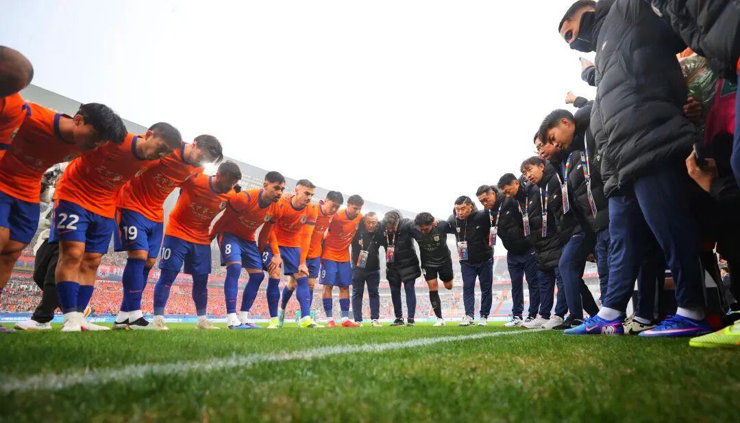 不少其他球队的球迷调侃，山东泰山队主场上座率太低，都是些线上球迷。其实这个情况