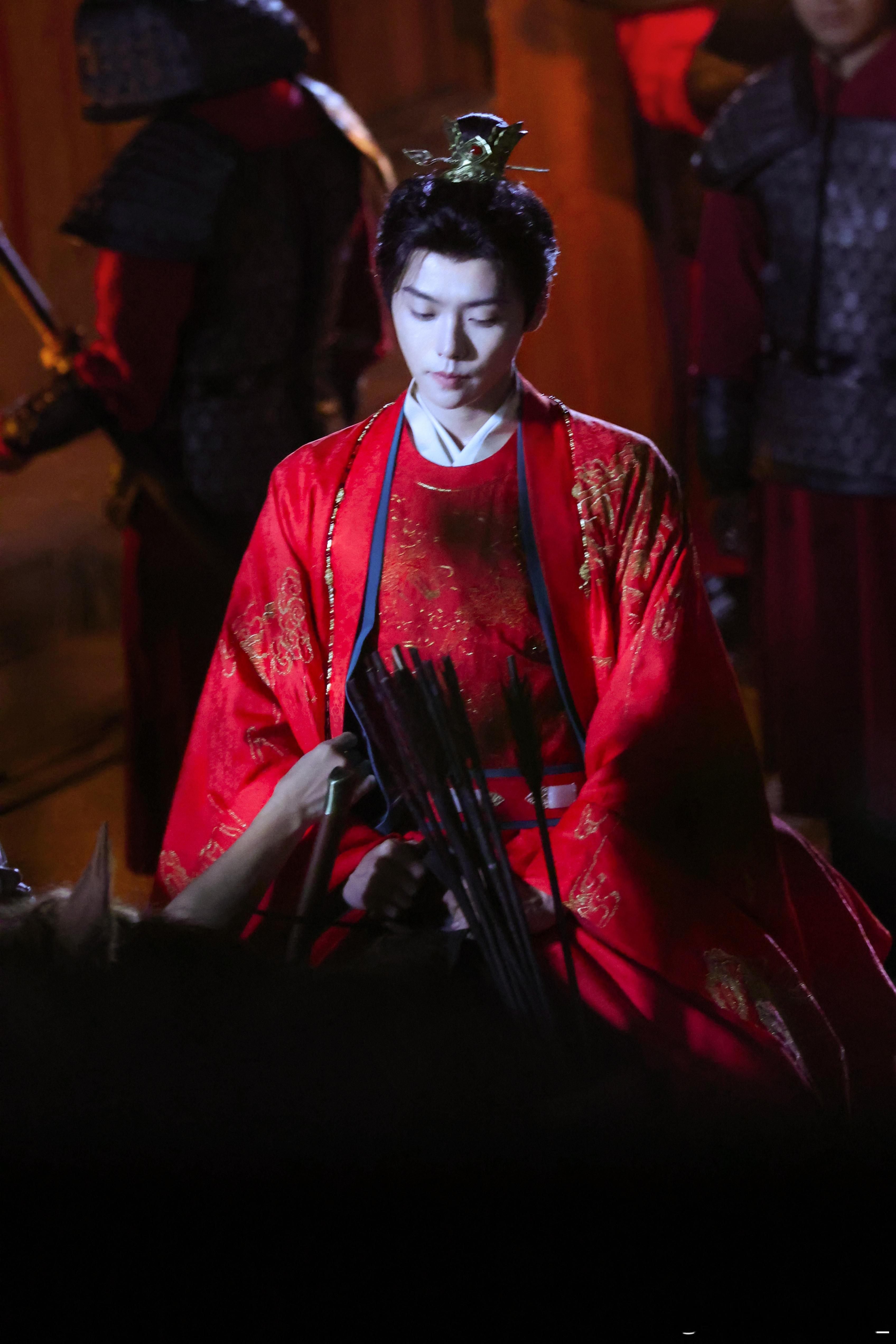 肖宇梁红衣路透，古装扮相好带感，查了一下还是话剧演员，演戏功底还是有的。期待了
