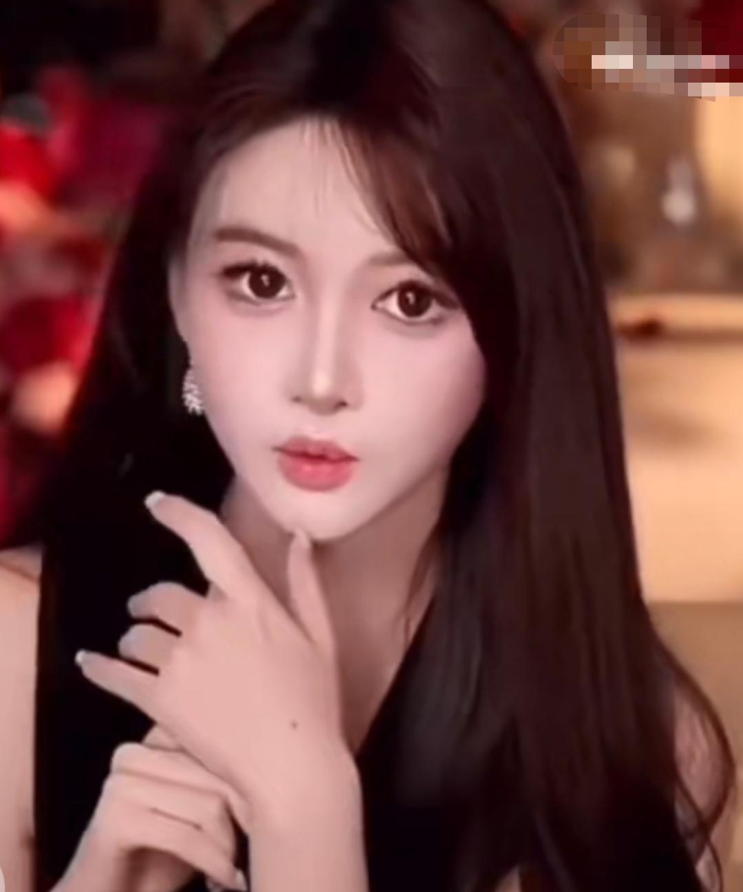 #叶珂被当面玩蛋糕梗#叶珂与朋友用餐时被邻桌两名陌生女孩认出，两女孩故意高声模