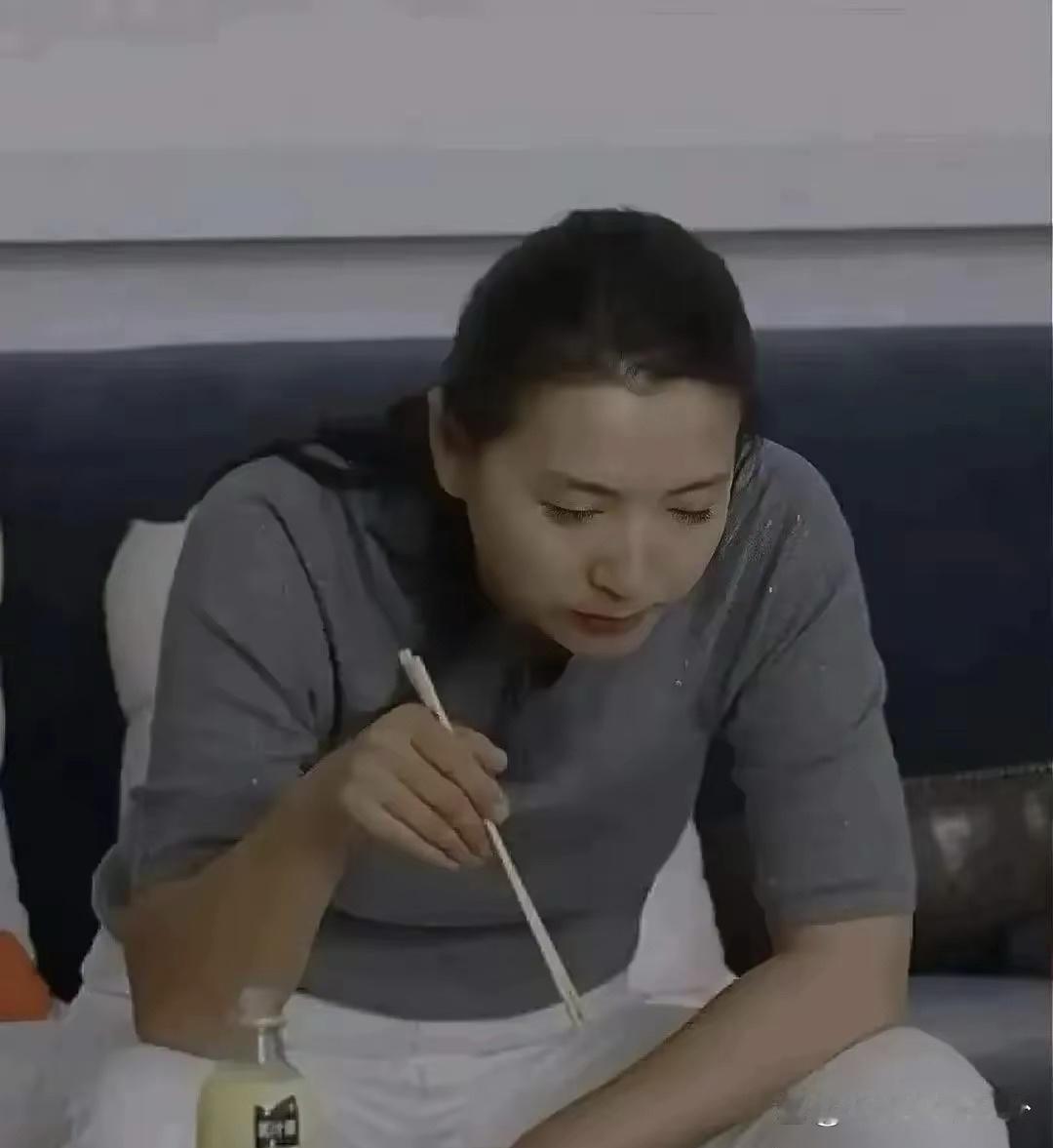 陈好吃饭的时候两腿岔开胳膊撑在腿上，这姿势真豪放